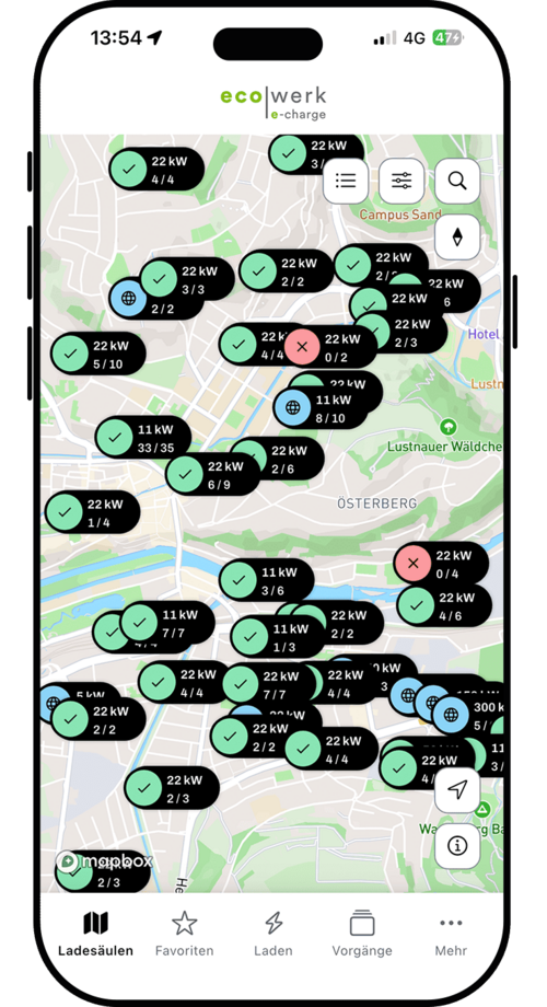 Eine mobile App zeigt eine Karte mit verschiedenen Ladesäulen in der Umgebung, skaliert nach Verfügbarkeit